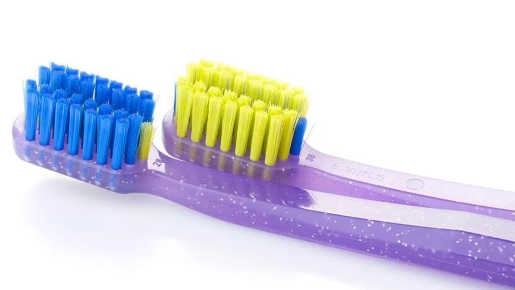 Также разработаны специальные зубные щетки для пациентов, проходящих ортодонтическое лечение, в том числе и на брекет-системах